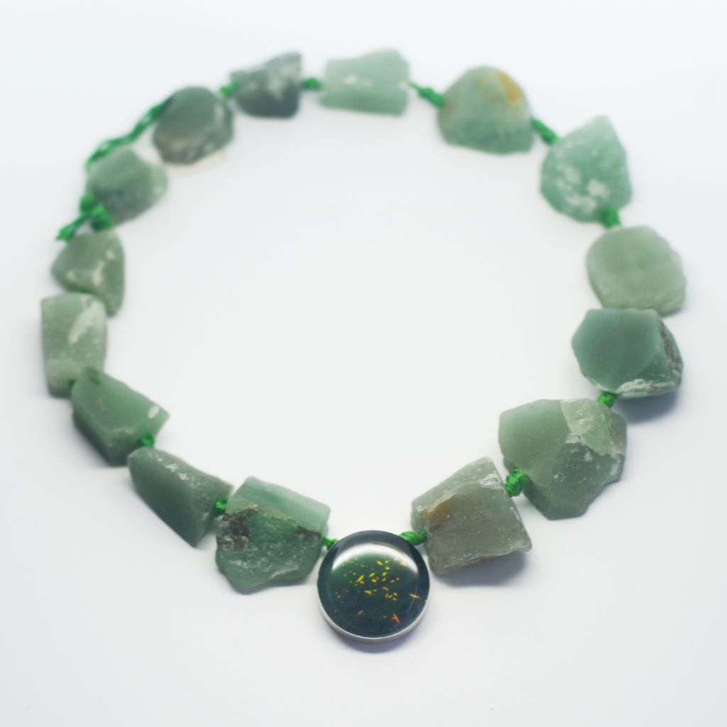 Collar Susurros del Bosque - Venturina verde y luciérnagas.